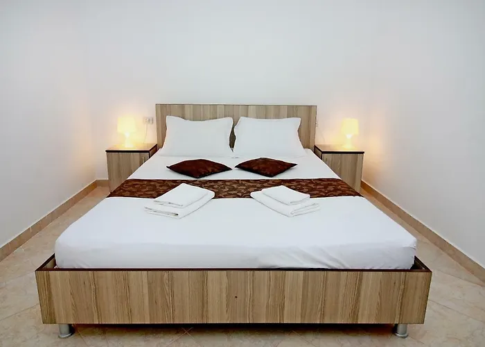 Marcos 3* كوستِنيست